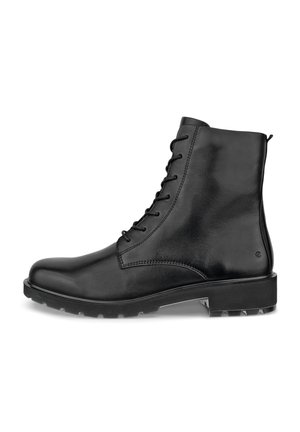 Bottine noire en cuir à lacets avec une semelle épaisse, une couture latérale et une languette à l’arrière.