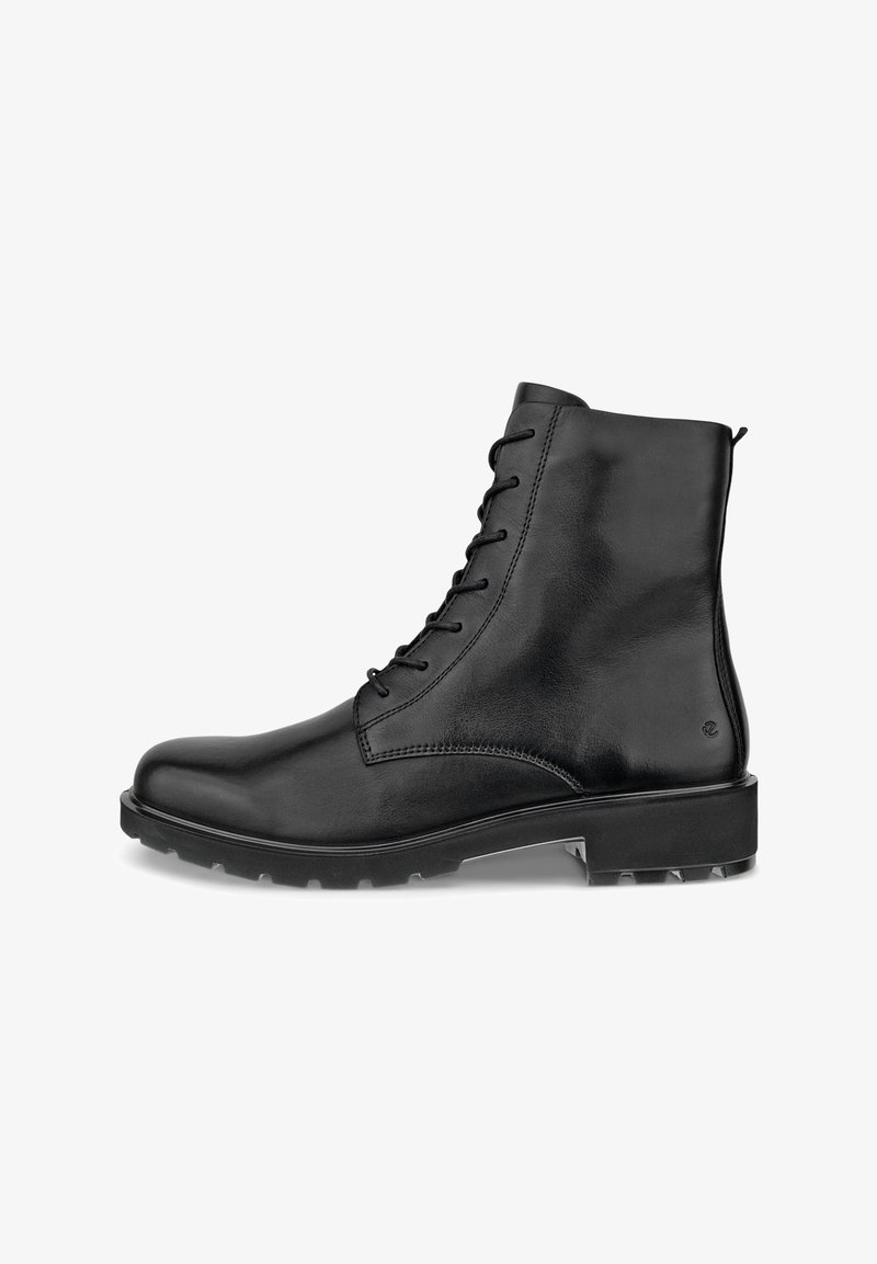 Bottine noire en cuir à lacets avec une semelle épaisse, une couture latérale et une languette à l’arrière.