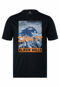 Černé bavlněné tričko s grafikou hory a textem "SOUTH DAKOTA 7 244 FT BLACK HILLS" v oranžové a bílé barvě. Klasický střih.