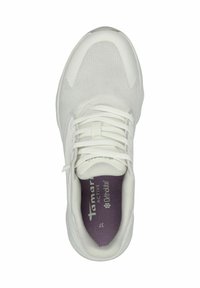 Sneaker atletica bianca con tomaia in mesh, soletta viola a contrasto e lacci piatti. Forma arrotondata e design minimalista.