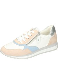 El zapato presenta una combinación de cuero blanco, acentos de gamuza rosa y azul, un tacón plateado, cordones planos y un detalle con cremallera en el lateral.