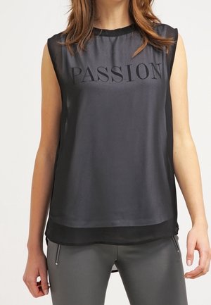 Top negro sin mangas con un acabado brillante, que presenta la palabra "PASIÓN" en letras negras en negrita a lo largo del pecho. Diseño a la altura de la cadera.