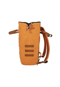 Oranger Rucksack aus strapazierfähigem Stoff, mit einem oberen Reißverschluss, verstellbaren Trägern und drei horizontalen Gepäckbändern an der Seite.