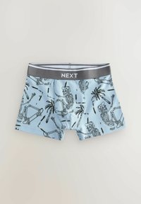 Boxer in blu con una stampa di scheletro nero che fa skate, decorato con palme e tocchi di linee in stile graffiti. Cintura grigia con logo.