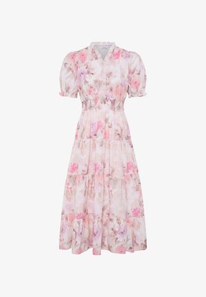 Lehký midi šaty s nafouklými rukávy, nařaseným pasem, výstřihem do V a jemným růžovým květinovým vzorem na bílém pozadí.