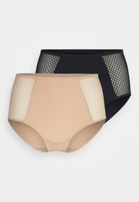 Zwei Paare von hochgeschnittenen Unterhosen: eine nackt mit Mesh-Seiten, eine schwarz mit einem strukturierten Muster. Beide haben ein glattes Stofffinish.