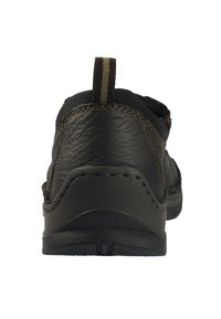 Scarpa in pelle marrone con texture liscia, cuciture a contrasto e una suola in gomma robusta. Presenta un tassello con motivo a righe.