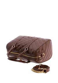Bolso de cuero acolchado marrón con herrajes dorados, dos asas y una correa desmontable. Presenta un cierre de cremallera y un acabado texturizado.