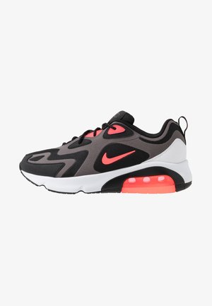 Nike teniska s černým a šedým síťovaným svrškem, růžovými akcenty, černou podrážkou a viditelnou vzduchovou tlumicí jednotkou v patě.