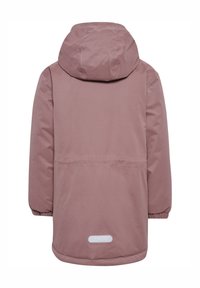 Long manteau d'hiver mauve à capuche avec poignets élastiques, ourlet droit et patch réfléchissant près du bas au centre du dos.