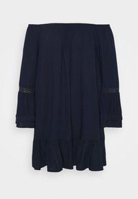 Vestido azul marino con hombros al aire, dobladillo con volantes, mangas acampanadas y detalles de encaje en los puños; hecho de una tela ligera.