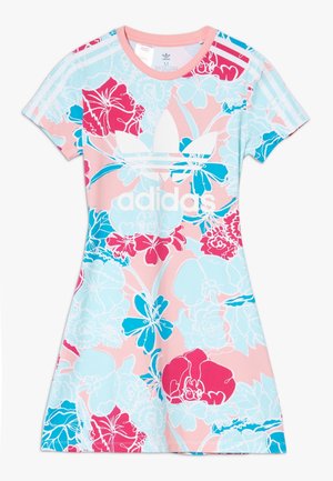 Lyserød Adidas-kjole med korte ærmer, stor hvid logo og blåt, rødt og hvidt blomsterprint.
