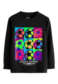 Schwarz langärmliges T-Shirt mit einem lebhaften Gitter aus neun Fußballdesigns in Neonfarben. "URBAN STRIKER" am unteren Rand aufgedruckt.