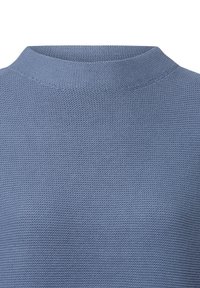 Gebreide blauwe trui met een hoge halslijn, textuurstof en een naadloos ontwerp, dat een consistente, gelijkmatige patroon toont.