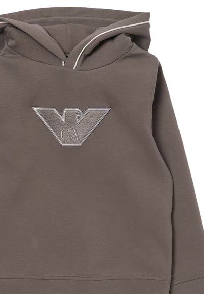 Felpa grigia con cappuccio, caratterizzata da un logo testurizzato in argento. Tessuto liscio con cordini bianchi a contrasto e dettagli di cucitura.