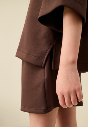 Next, REGULAR FIT - SUPERSOFT T-SHIRT AND SHORTS SET . - Dresside alumine osa - chocolate brown