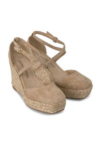 Sandalias de cuña de ante beige con correas cruzadas y una plataforma de yute estilo espadrille. Presentan una punta redonda y una correa de tobillo ajustable.