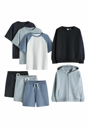 Trzy koszulki z krótkim rękawem, trzy pary szortów, jedna czarna bluza i jedna jasnoniebieska bluza z kapturem na zamek ułożone na białym tle.
