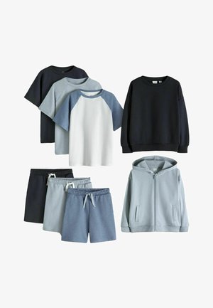 Trzy koszulki z krótkim rękawem, trzy pary szortów, jedna czarna bluza i jedna jasnoniebieska bluza z kapturem na zamek ułożone na białym tle.
