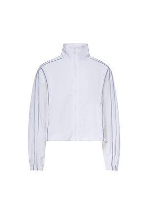 Giacca bianca con zip, colletto alto e maniche lunghe con sottili strisce verticali scure sulle spalle e le braccia.