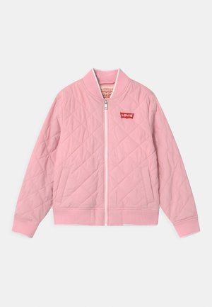 Chaqueta bomber acolchada rosa con cuello, puños y dobladillo acanalados, cremallera frontal, bolsillos laterales y parche con el logo rojo de Levi's en el pecho.