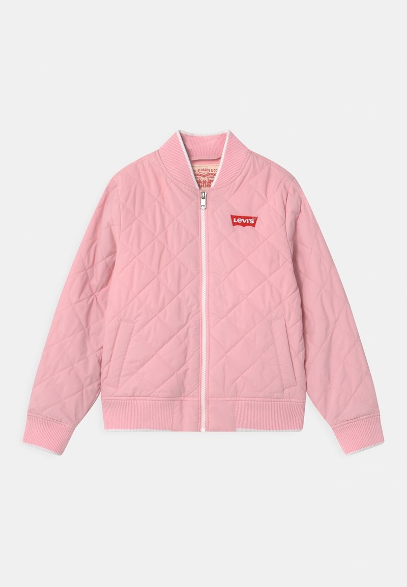 Blouson aviateur matelassé rose avec col, poignets et ourlet côtelés, fermeture éclair avant, poches latérales et écusson logo Levi's rouge sur la poitrine.