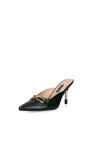 Mule nere in pelle con tacco alto e punta affilata, dotate di un'accattivante catena dorata. Il sottile tacco metallico contrasta con il design elegante.