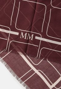 Fular burgund cu un model geometric în crem. Marginea este franjurată. Centrul are literele "MM" afișate proeminent.