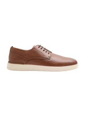 Brauner Lederschuh mit Schnürung, weißer Gummisohle, niedrigem Knöchelabschnitt und sauberer Naht, präsentiert auf weißem Hintergrund.