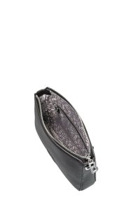 Borsetta nera in pelle con zip, con esterno testurizzato, hardware in tonalità argento e un interno grigio con motivo che presenta il nome del marchio.
