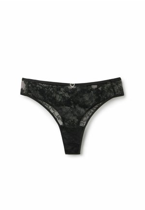 Czarny koronkowy string z kwiatowymi wzorami, jedwabnym paskiem w talii i małym srebrnym zawieszkiem w kształcie serca na środku z przodu. Całość zdobiona teksturowaną koronką.