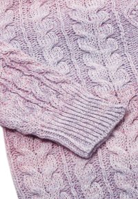 Maglione lavorato a maglia in morbidi toni di viola, caratterizzato da un motivo a treccia e polsini a coste. Il materiale appare soffice con diverse texture e sfumature.