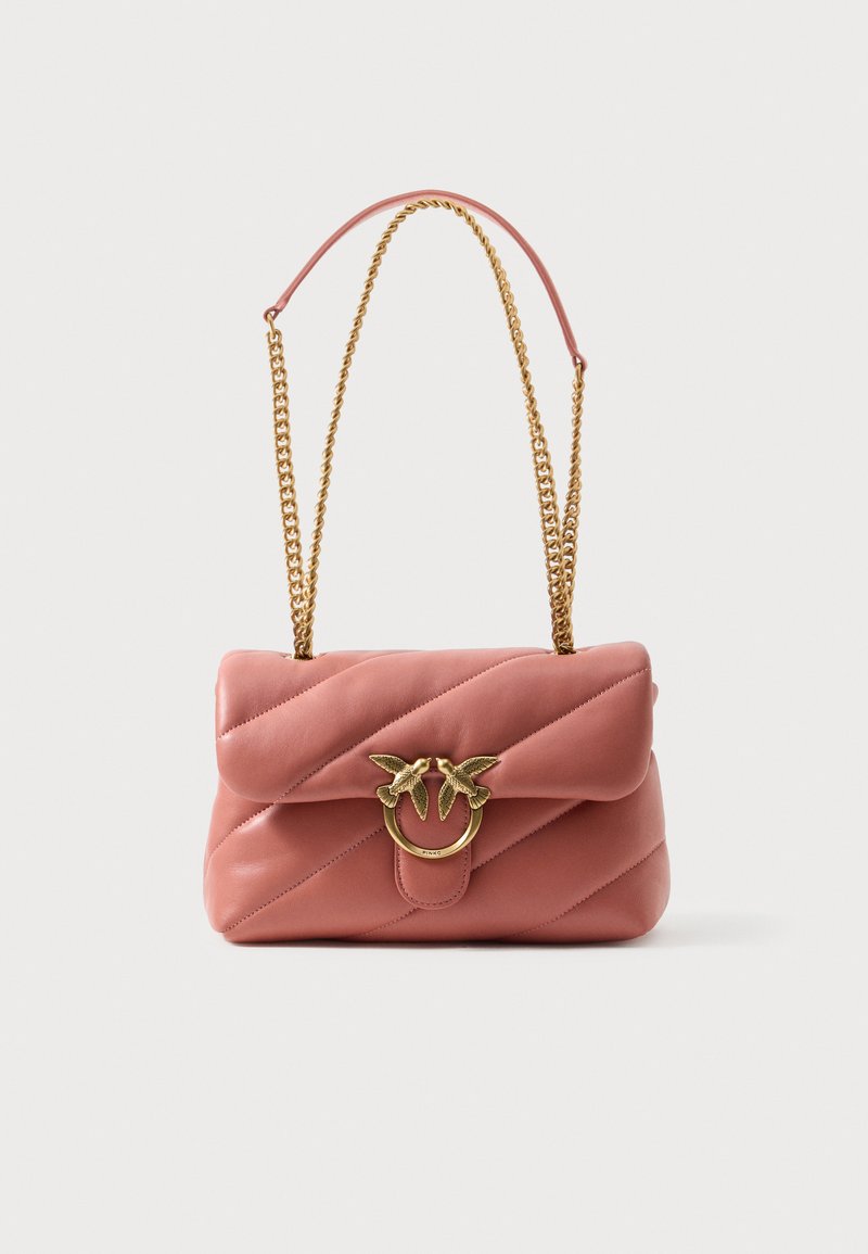 Rózsaszín bőr kézitáska steppelt mintával, aranyláncos vállpánttal és díszes záródással, amelyen madármotívumok találhatók.