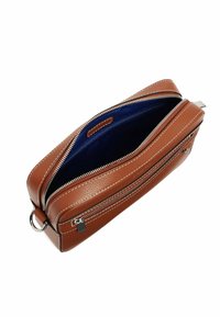 Borsa in pelle marrone con superficie texturizzata, chiusure a doppia zip e interno blu. Caratterizzata da cuciture visibili e un accento metallico.