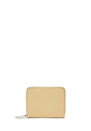 Compact beige leren portemonnee met ritssluiting rondom en subtiel AllSaints-logo gegraveerd aan de voorkant, weergegeven tegen een witte achtergrond.