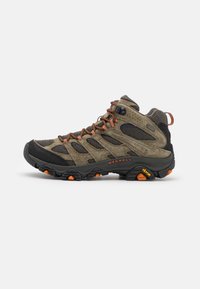 Męskie buty trekkingowe w oliwkowej zamszowej i siatkowej wersji. Cechują się pomarańczowymi sznurówkami, podeszwą Vibram oraz wzmocnionym czubkiem dla zwiększenia trwałości i przyczepności.