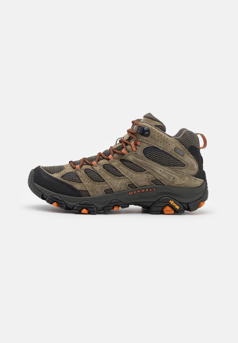 Męskie buty trekkingowe w oliwkowej zamszowej i siatkowej wersji. Cechują się pomarańczowymi sznurówkami, podeszwą Vibram oraz wzmocnionym czubkiem dla zwiększenia trwałości i przyczepności.