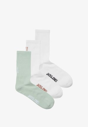 Trois paires de chaussettes : une verte clair, deux blanches. Texture côtelée, chacune avec le logo "JACK&JONES" dans des couleurs contrastées.