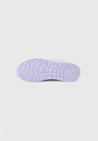 Sneakerzool in lichtpaars met een getextureerd grippatroon, met een ronde neus en diagonale groeven voor grip.