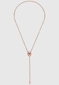 Collana in oro rosa con una sottile catena e un pendant ovale liscio al centro, che si estende verso il basso con un accento diritto alla fine.