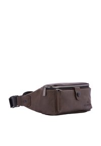 Marsupio in finta pelle marrone, forma rettangolare, tasca anteriore con zip, tracolla regolabile, logo impresso sul lato, texture liscia.