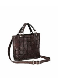 Borsa in cuoio marrone con un design intrecciato, dotata di manici doppi e una tracolla regolabile. Dettagli arricchiti da accenti argentati.