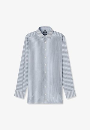 Weißes Hemd mit langen Ärmeln und dünnen schwarzen vertikalen Streifen, vorne mit Knöpfen geschlossen und spitzem Kragen, flach auf einem weißen Hintergrund liegend dargestellt.