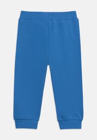 Μπλε παιδικό παντελόνι φόρμας με ελαστική μέση και μανσέτες, απλωμένο επίπεδα σε λευκό φόντο.