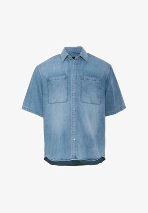 Kortærmet lyseblå denimskjorte med to brystlommer, knaplukning og buet nederste kant. Glat tekstur med en afslappet pasform.
