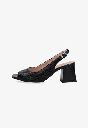 Schwarze Slingback-Absätze mit offener Zehenpartie, ausgestattet mit einer strukturierten Oberfläche und einem quadratischen Blockabsatz für Stabilität. Mit einem Riemen mit Schnalle akzentuiert.