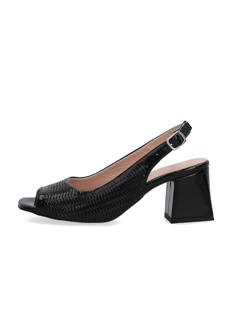 Sorte slingback hæle med peep toe, med en struktureret overflade og en firkantet blokhælkonstruktion for stabilitet. Accentueret med en spænde rem.