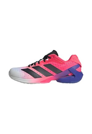 Pink og lilla sportsko med sorte striber, sorte snørebånd og en understøttende hælkonstruktion, vist fra siden.