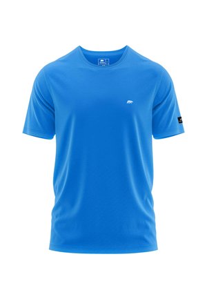 Camiseta corta de manga azul hecha de tela suave. Presenta un pequeño logo en el pecho y una etiqueta negra en contraste en la manga.