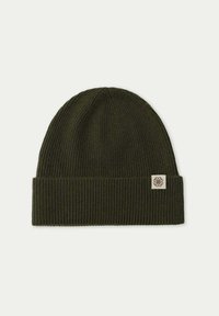 Olivgrön stickad mössa med ribbad textur och vikbar kant, prydd med en liten krämfärgad sömnads etikett med en subtil logotyp.